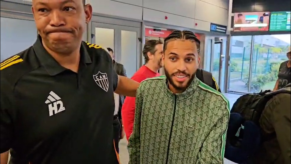 Alexsander desembarca em Confins para passar por exames antes de assinar com o Galo — Foto: Marcelo Jordy
