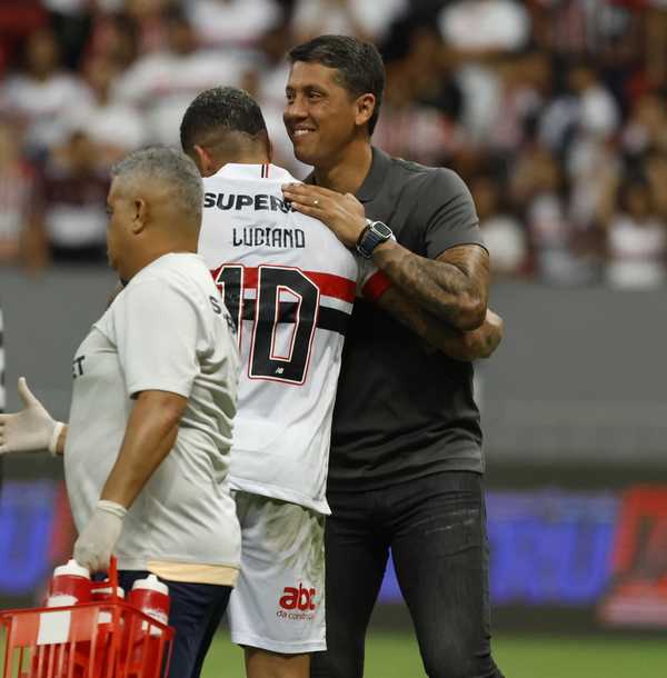 Carpini elogia James e destaca cautela em possível retorno ao São Paulo