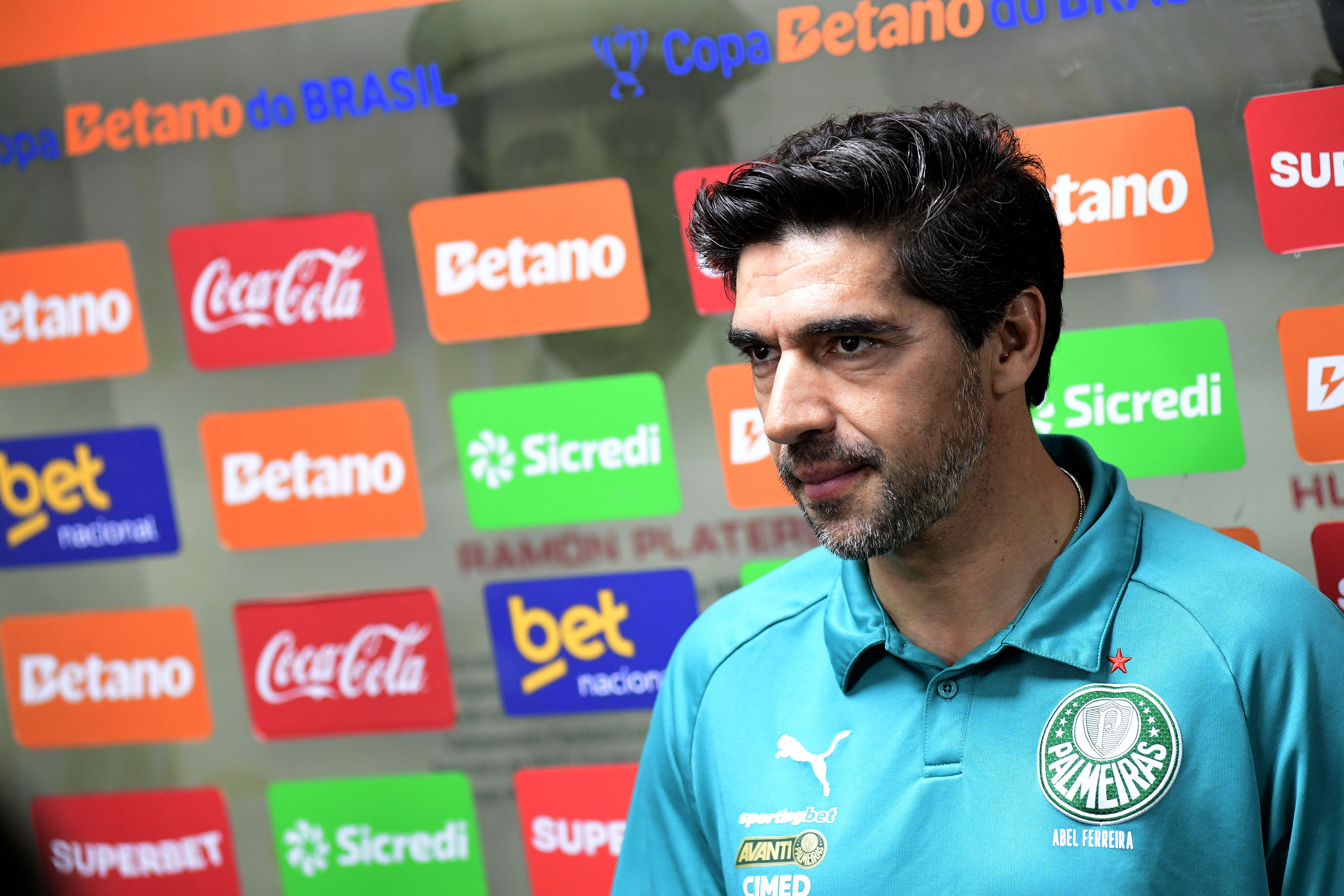 Abel Ferreira é denunciado no STJD por chutar microfone em Mirassol x Palmeiras
