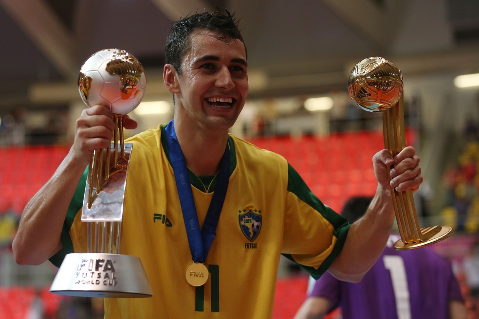 Campeão mundial e eleito melhor do mundo, Neto anuncia aposentadoria do  futsal em 2023 – LNF