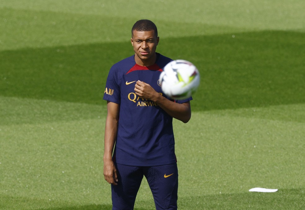 Mbappé durante treino do Paris Saint-Germain — Foto: REUTERS/Gonzalo Fuentes
