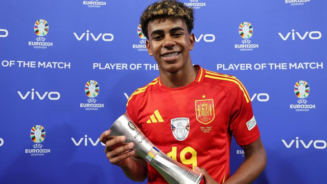 Yamal com o troféu de melhor jogador de Espanha x França, Eurocopa 2024