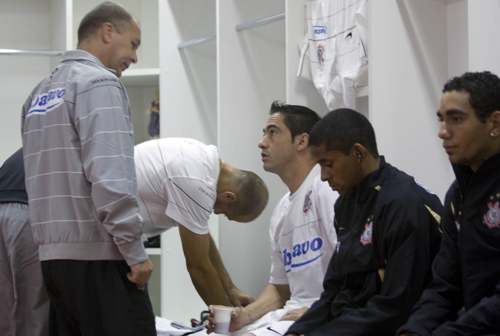 Mano Menezes, Chicão e Wellington Saci no vestiário do Corinthians — Foto: Daniel Augusto Jr./Ag. Corinthians