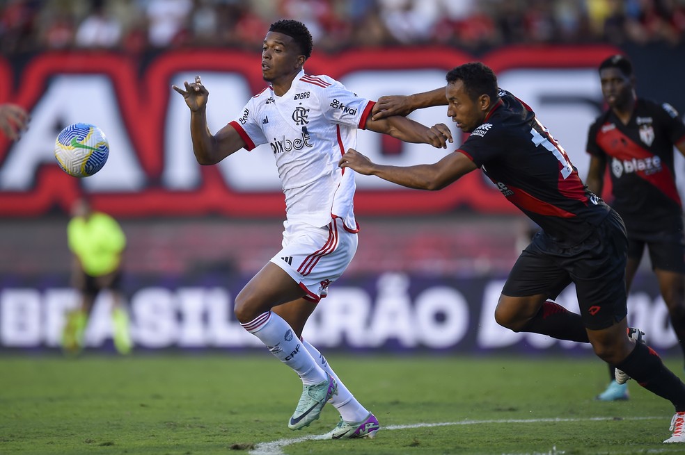 Carlinhos em sua estreia pelo Flamengo — Foto: Marcelo Cortes / CRF