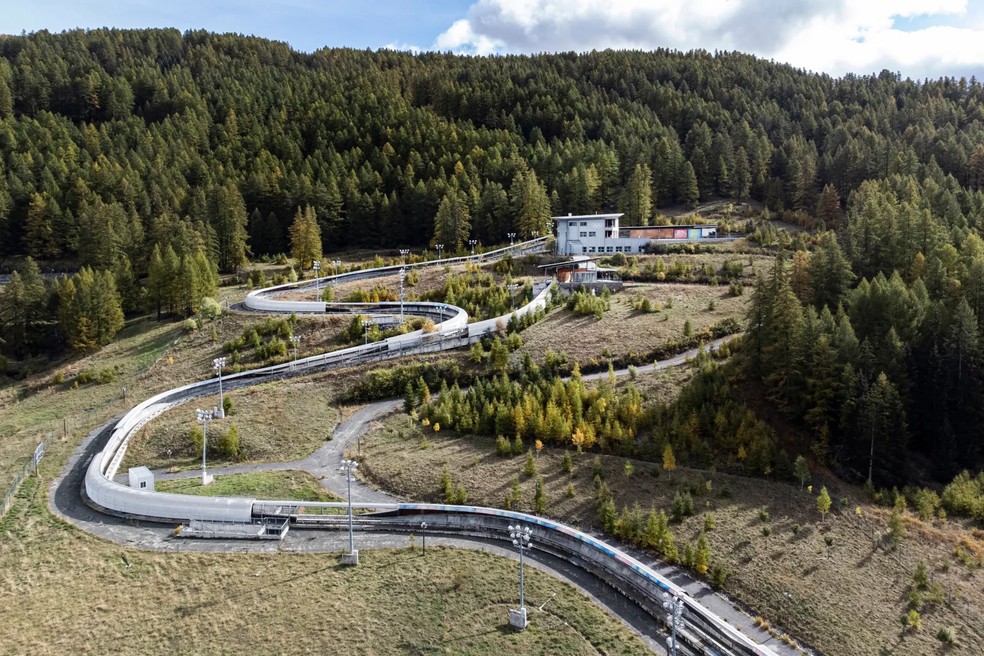 Estrutura das Olimpíadas de Inverno de 2006 está abandonada desde 2012 — Foto: AFP