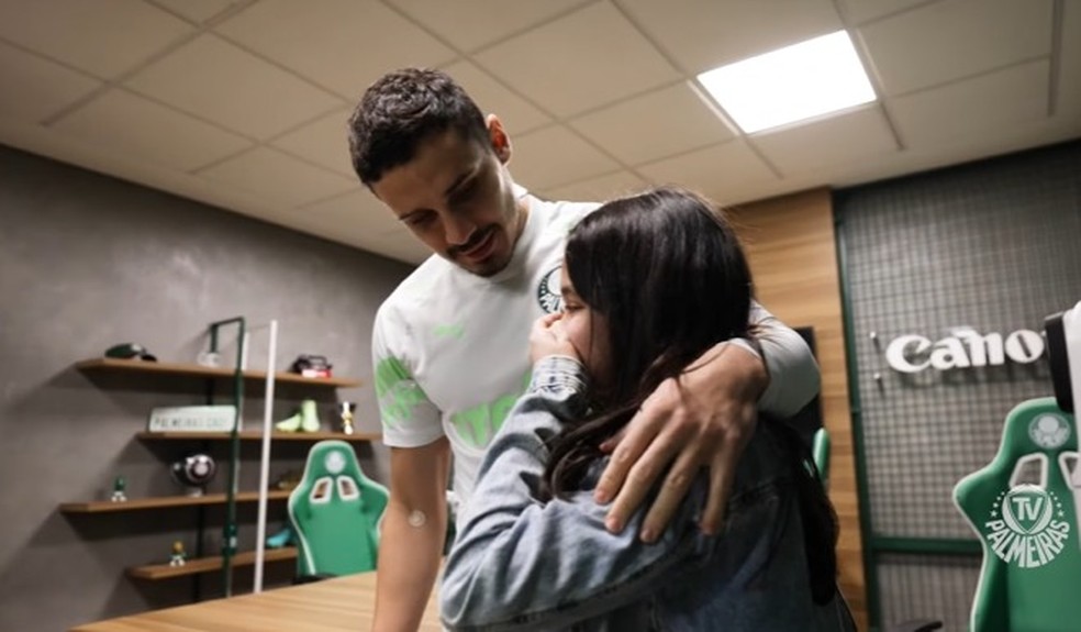 Torcedora que teve cartaz barrado vai ao CT do Palmeiras e conhece Veiga — Foto: Reprodução/TV Palmeiras