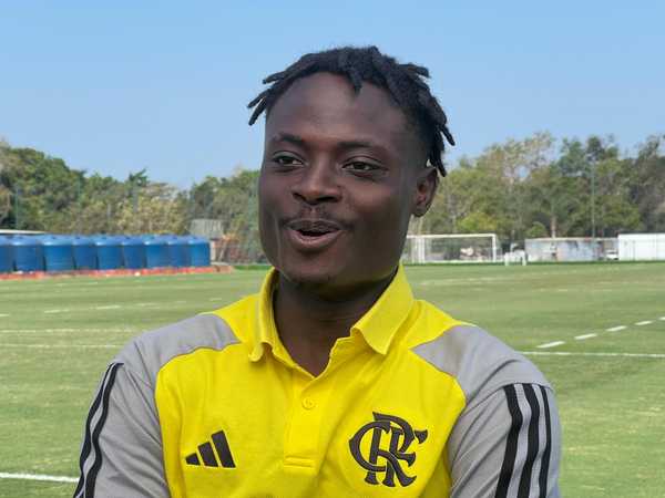 Experiência de Shola no Flamengo evidencia força da torcida e fama no Brasil