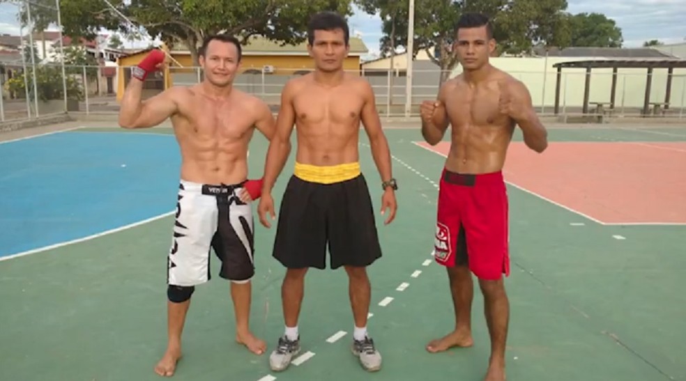 Wendel Almeida (D) e pai, mestre Índio (C), em quadra de Rio Branco durante treino — Foto: Arquivo Pessoal