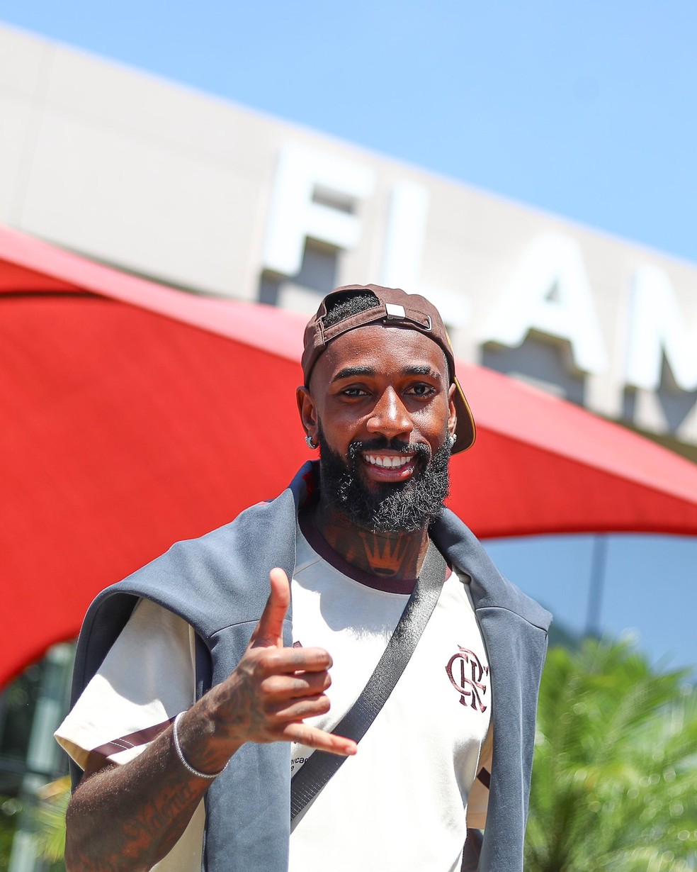 Gerson em viagem para Fortaleza x Flamengo — Foto: Gilvan de Souza/Flamengo