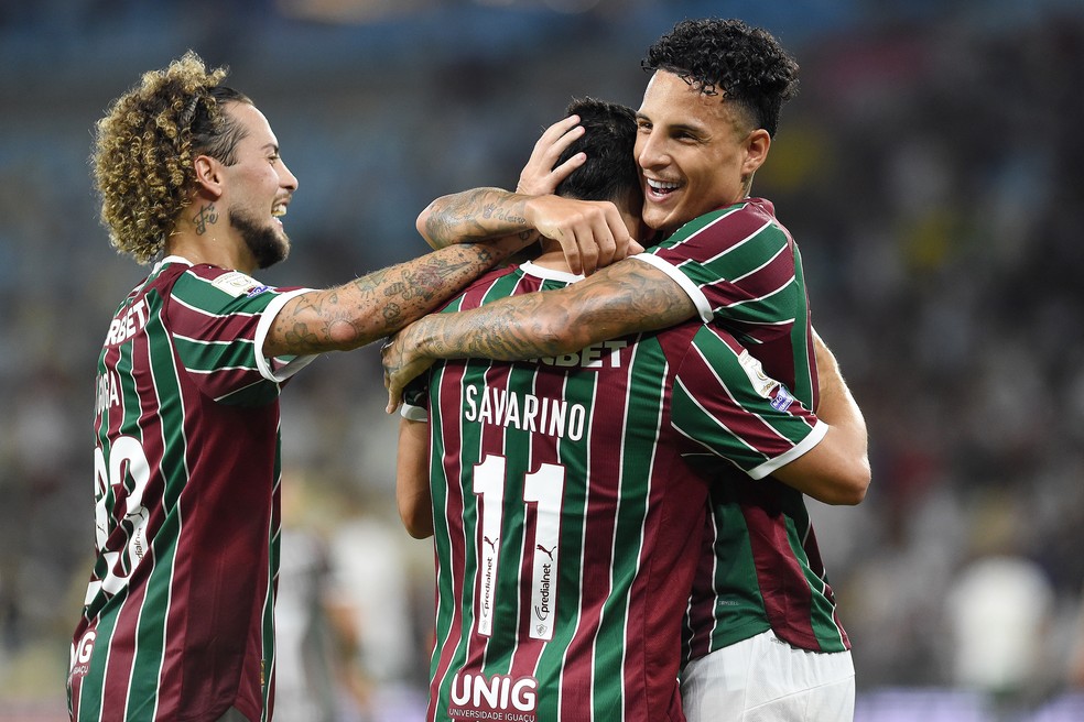Fluminense supera Chapecoense com brilho de John Kennedy e ajustes de Zubeldía