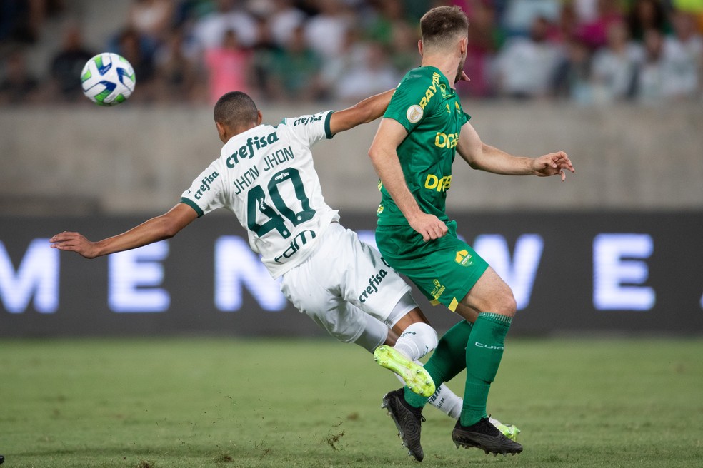 Jhon Jhon disputa com Alan Empereur durante Cuiabá x Palmeiras — Foto: Gil Gomes/AGIF