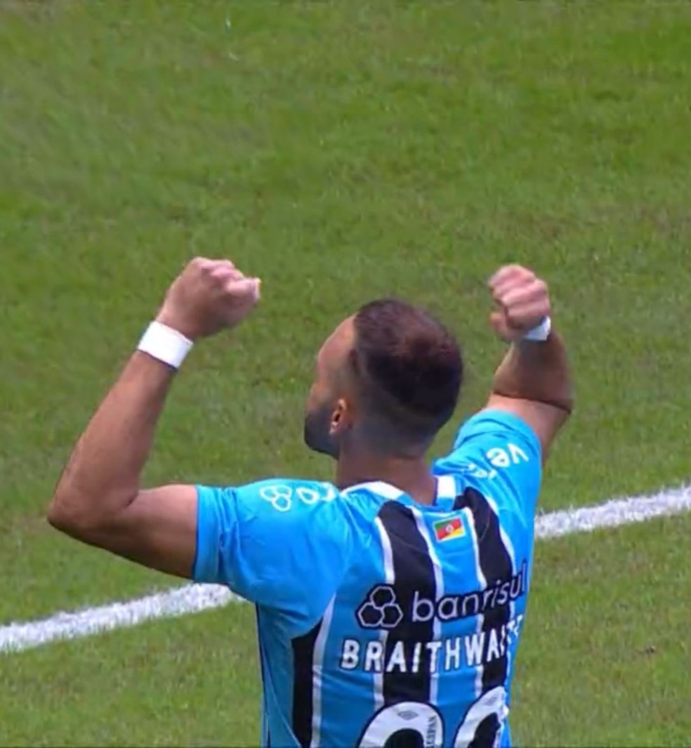 Braithwaite festeja gol do Grêmio contra Bahia