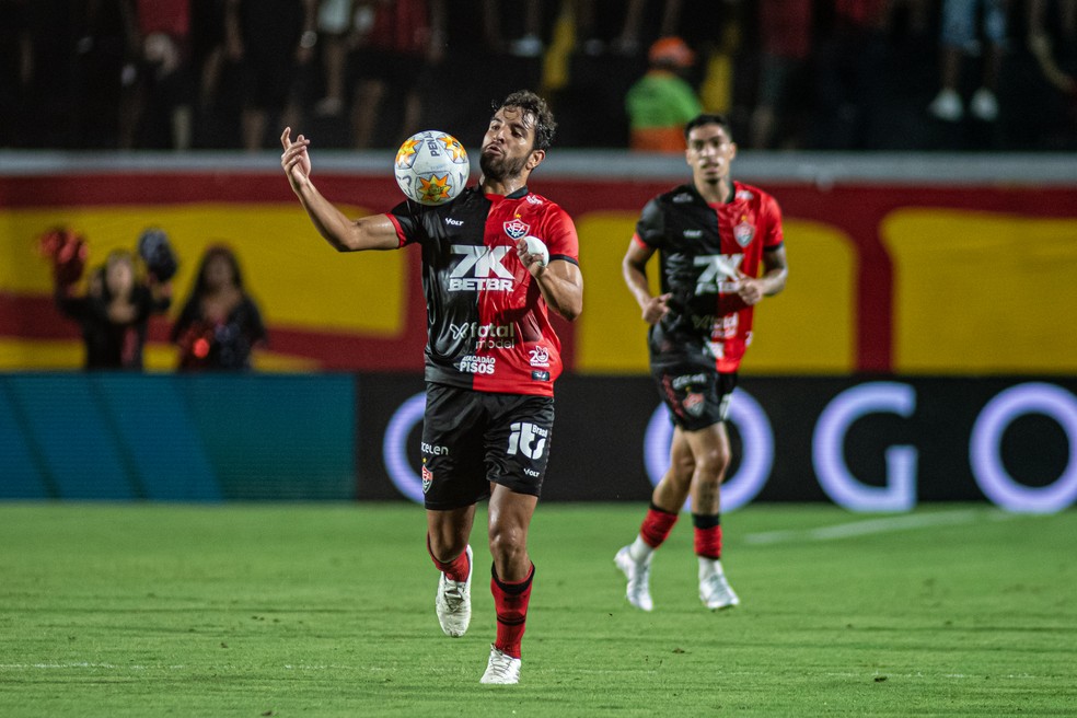 Meio-campista Pepê em atuação pelo Vitória — Foto: Victor Ferreira / EC Vitória