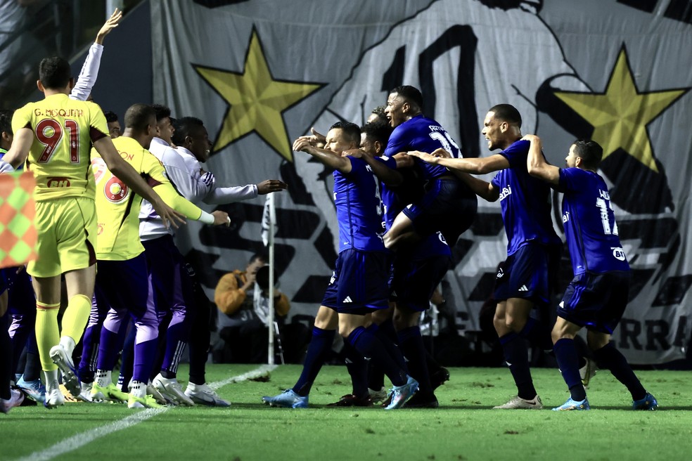 Jogadores do Cruzeiro comemoram gol contra o Santos — Foto: Marcello Zambrana/AGIF