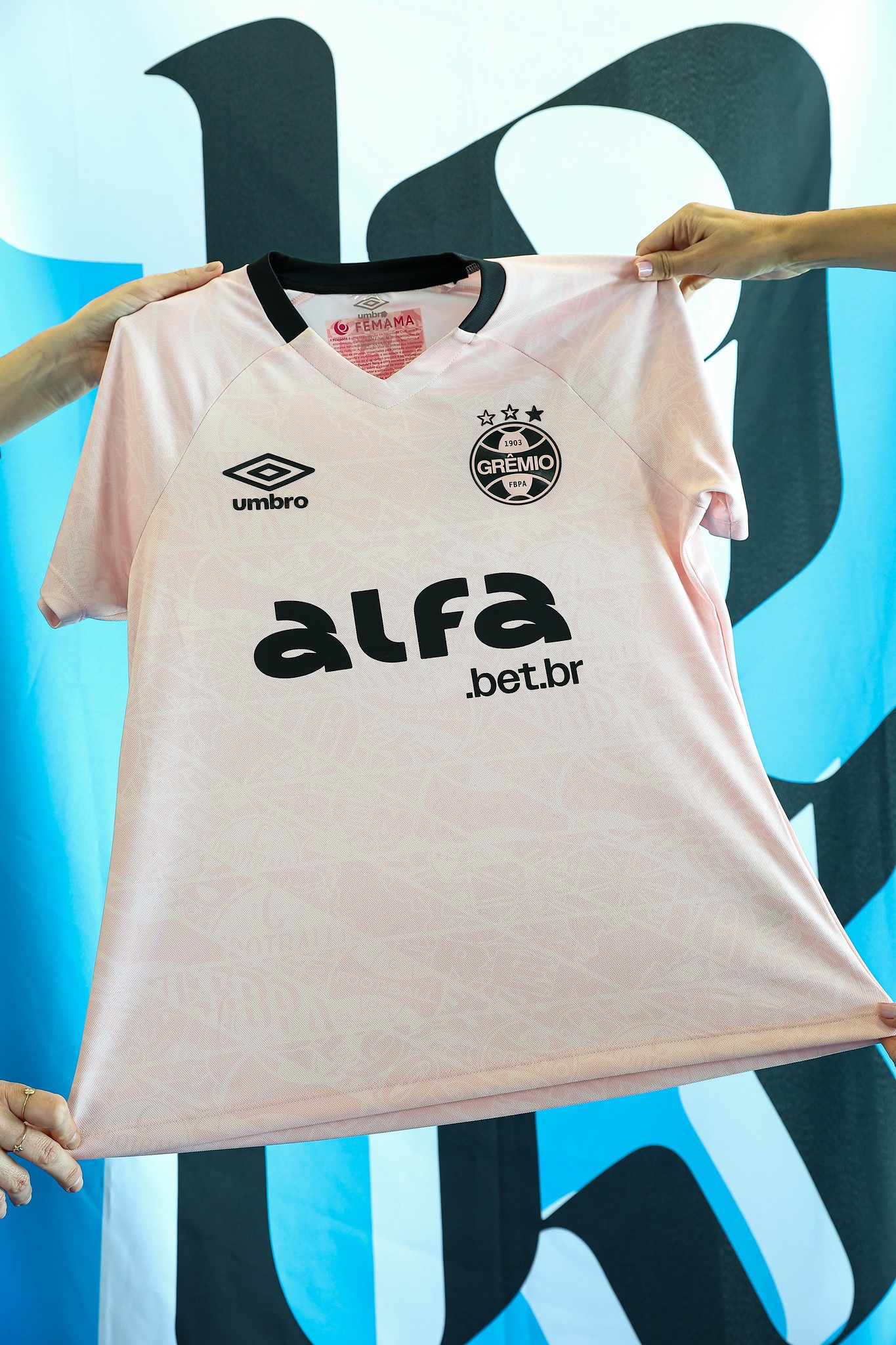 Grêmio lança promoção de camisa rosa em resposta a declaração homofóbica.