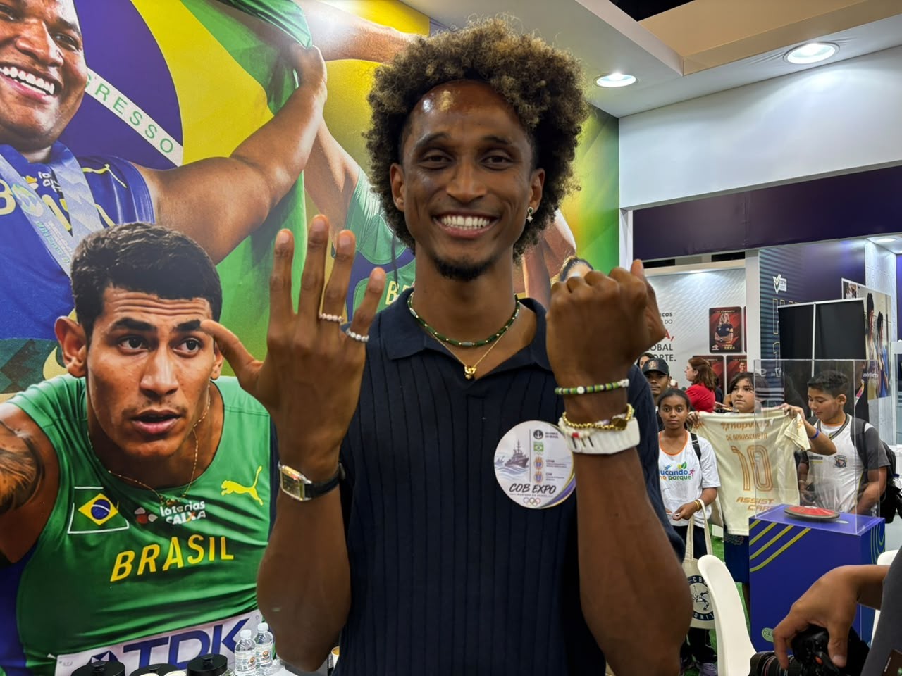 Alison dos Santos explica visual com joias e cabelão: "Tento expressar minha personalidade"