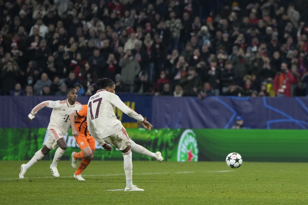 Olise cobra pênalti para marcar gol do Bayern contra o Shakhtar — Foto: Getty Images