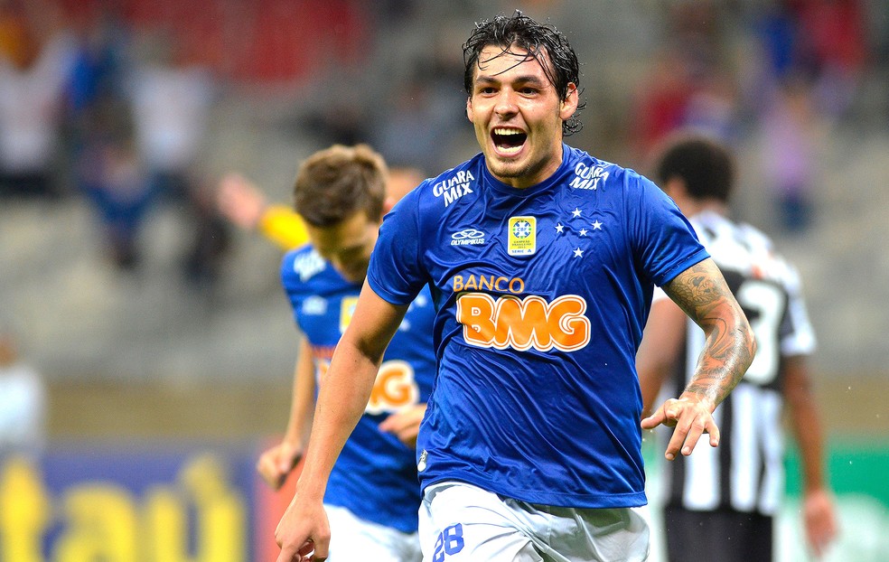 Ricardo Goulart em ação pelo Cruzeiro — Foto: Douglas Magno / Agência Estado