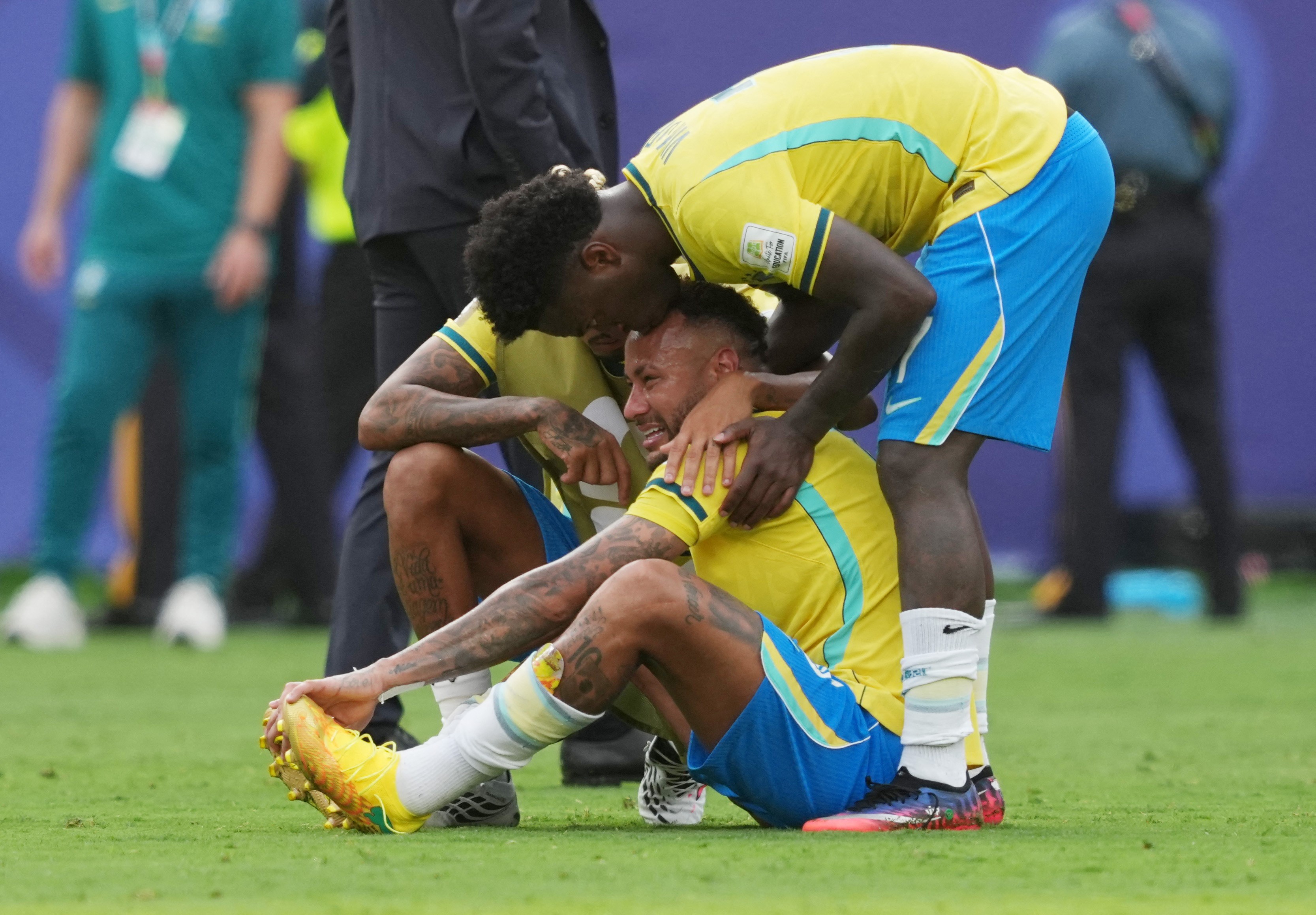 Choro, adeus de Neymar e recado de Ancelotti: o vestiário da Seleção após queda na Copa