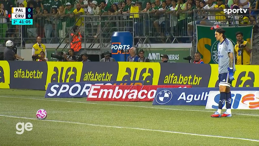 Cássio é atingido por garrafa em Palmeiras x Cruzeiro durante partida no Allianz Parque.