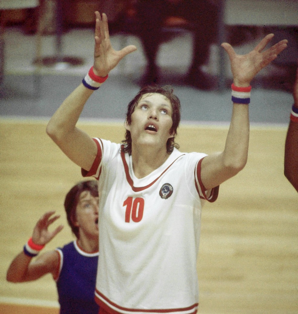 Uliana Semenova, com a camisa 10, em ação pela seleção soviética nas Olimpíadas de Montreal, em 1976 — Foto: Walter Iooss Jr. /Sports Illustrated via Getty Images