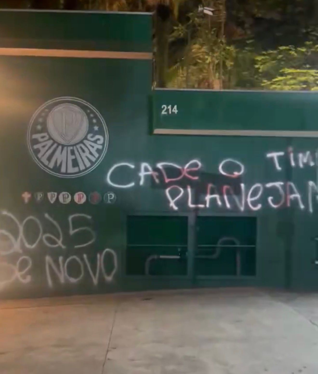 Crise no Palmeiras: Pichação nos Muros Levanta Questões sobre o Futuro de Abel