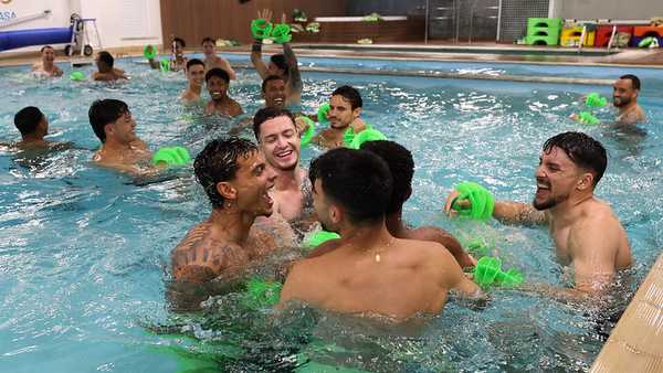 Palmeiras se Diverte com Hidroginástica na Piscina durante Treinamento de Verão