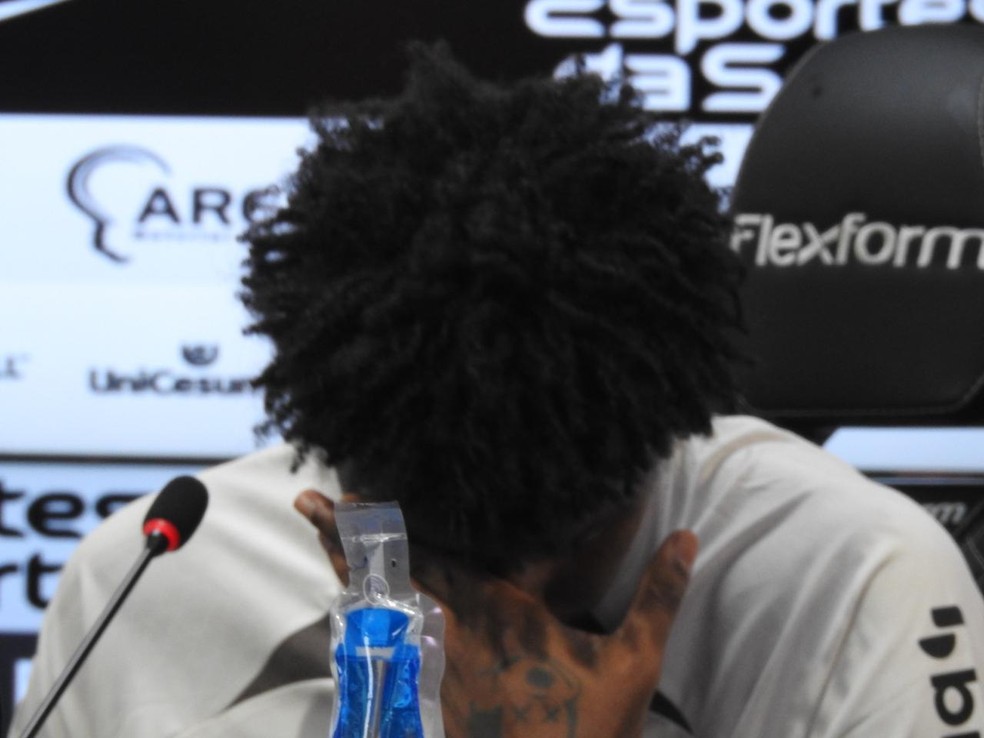 Hugo Souza chora ao relembrar trajetória no Corinthians — Foto: Bruno Cassucci