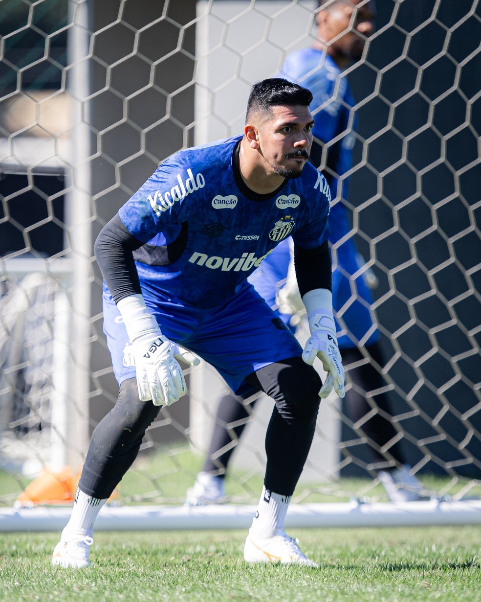 João Paulo durante treino do Santos