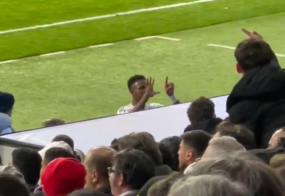 Vini Jr, do Real Madrid, provoca torcedores do Atlético de Madrid em clássico na Champions — Foto: Reprodução