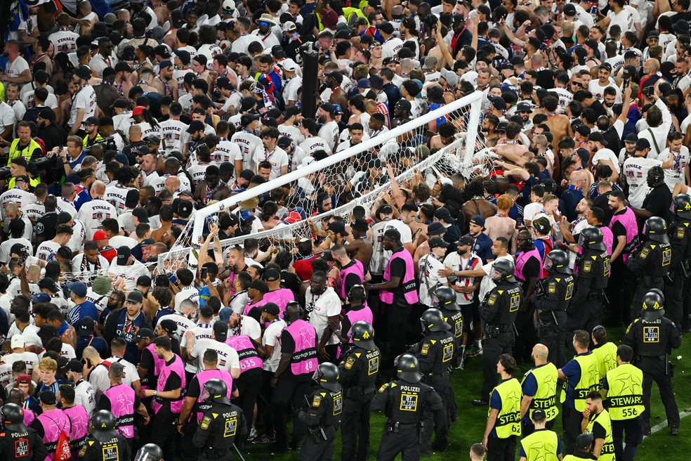 Torcida do PSG invade gramado da Allianz Arena — Foto: REUTERS