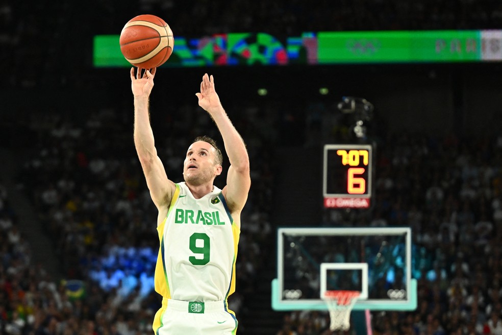 Marcelinho Huertas en Brasil x Estados Unidos - París 2024 — Foto: Aris MESSINIS / AFP
