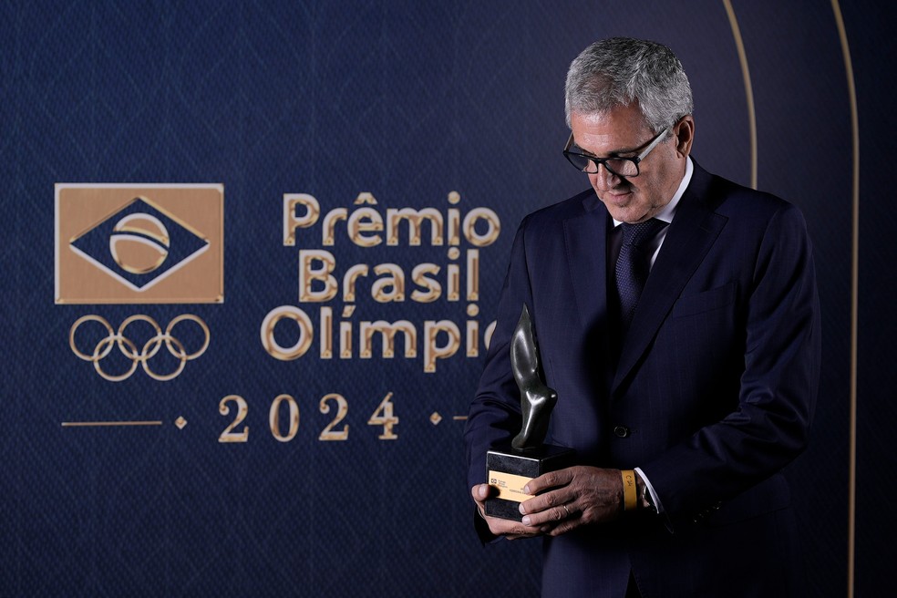 José Roberto Guimarães recebe o Troféu Adhemar Ferreira da Silva — Foto: André Durão/COB