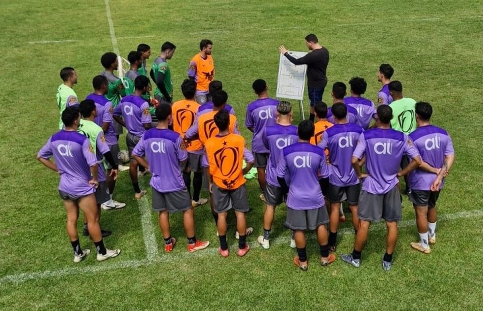 Elenco do Várzea Grande durante treinamento — Foto: Assessoria