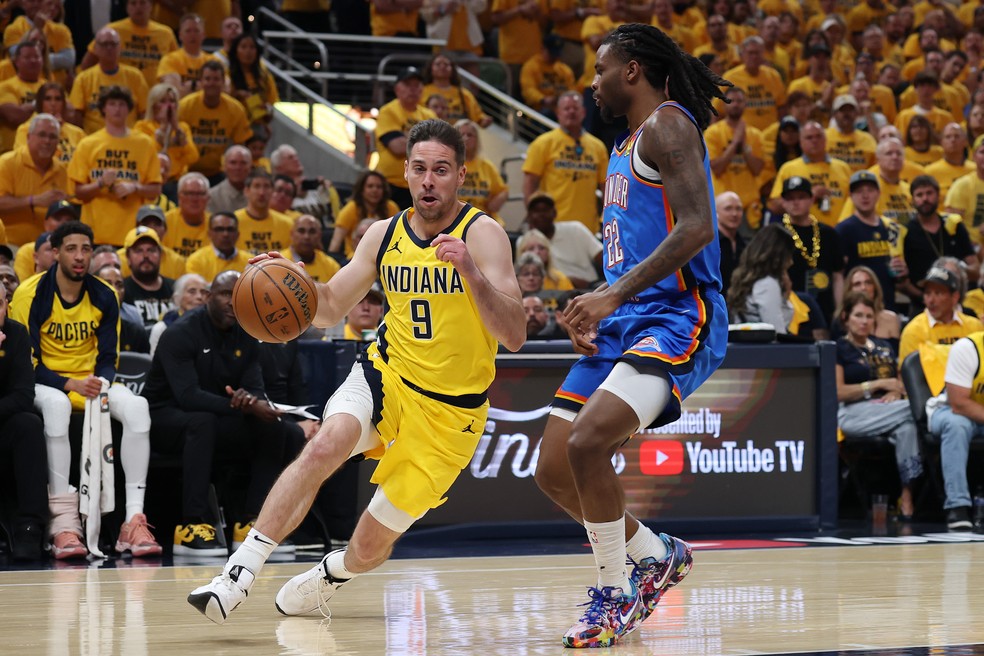 T.J. McConnell, dos Pacers, encara a marcação de Cason Wallace — Foto: Maddie Meyer/Getty Images