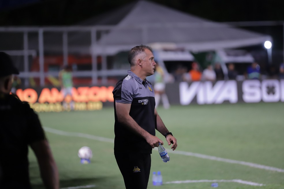 Eduardo Baptista, técnico do Criciúma, analisa momento da equipe