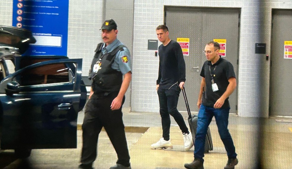 Rafael Cabral desembarca em Porto Alegre para se apresentar ao Grêmio — Foto: William Ramos/RBS TV