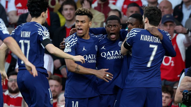Dembélé comemora gol do PSG contra o Arsenal