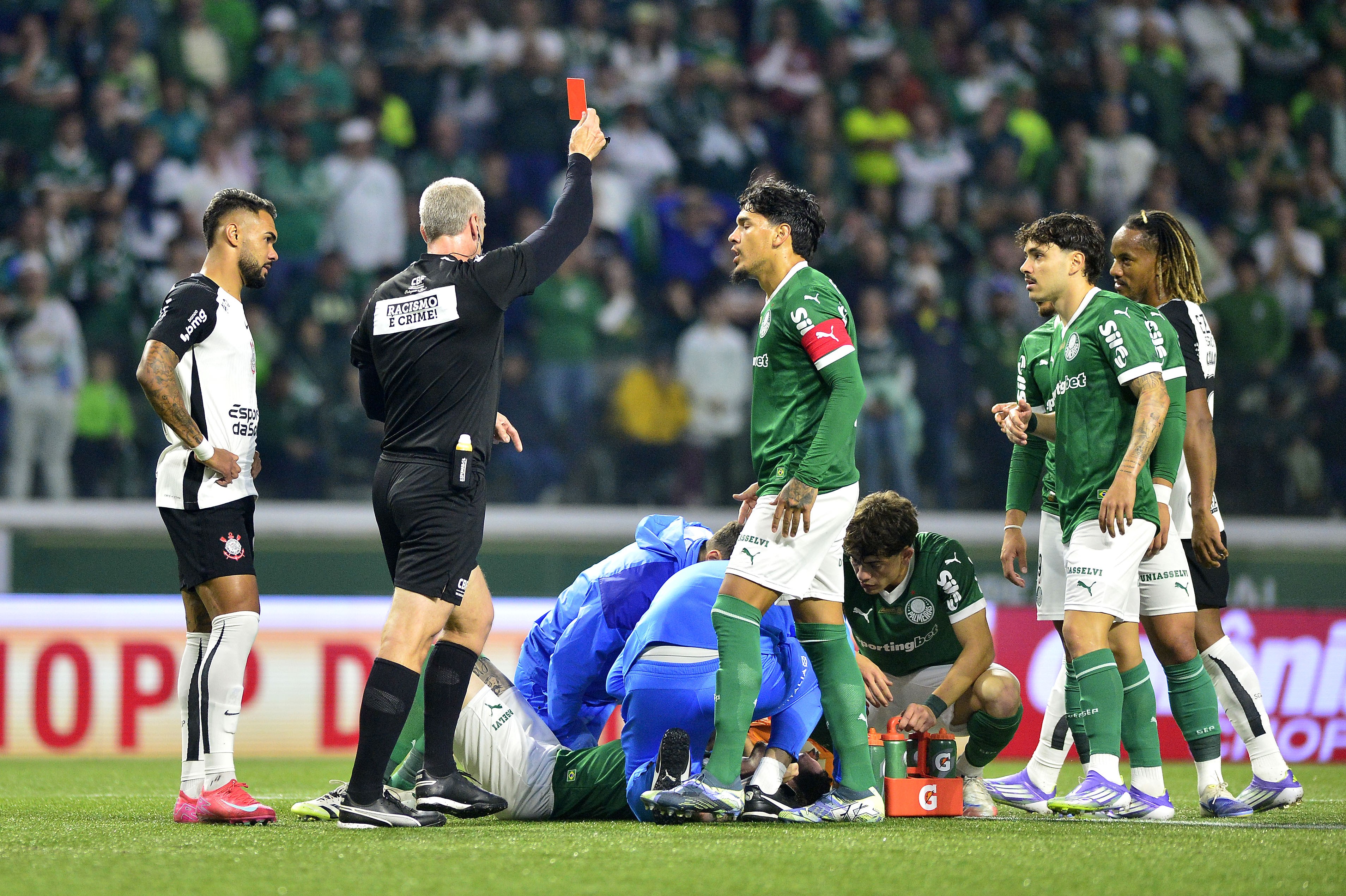 Aníbal Moreno se desculpa com torcida do Palmeiras por expulsão no jogo.
