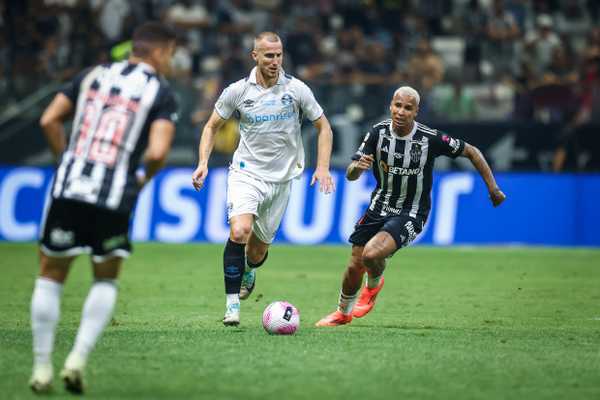 Grêmio planeja ajustes na defesa para enfrentar o Gre-Nal após derrota.