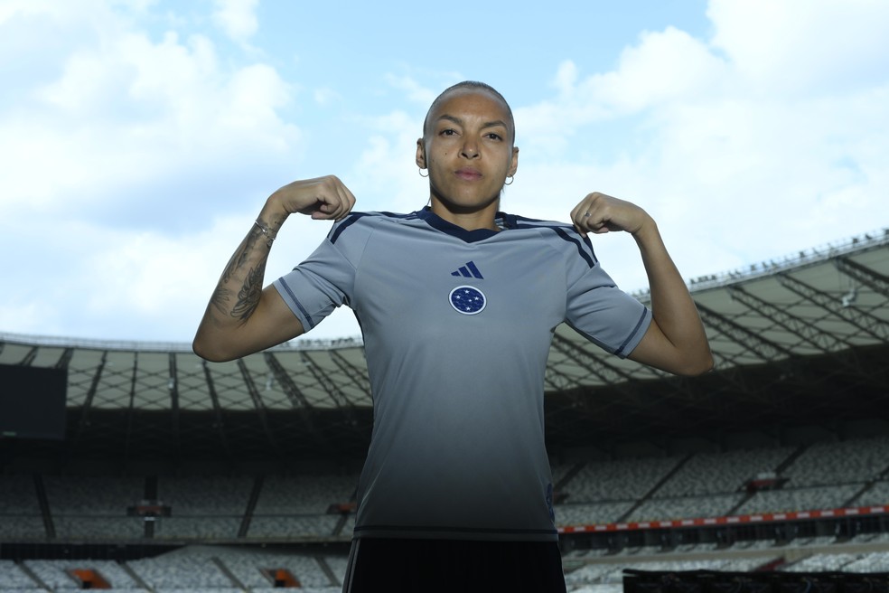 Goleira Tati Amaro com novo uniforme do Cruzeiro — Foto: Divulgação/ adidas