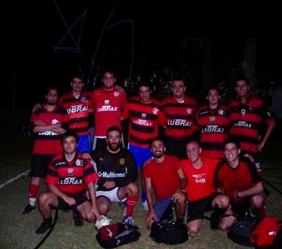 Renato exibe foto em que aparece com a camisa de treinamento de goleiros que ganhou de Aguerre; o único vestindo a camisa do Peñarol é o goleiro da equipe, curiosamente — Foto: Arquivo Pessoal