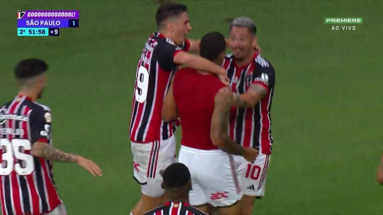 São Paulo vence a primeira fora de casa em um ano e vira 