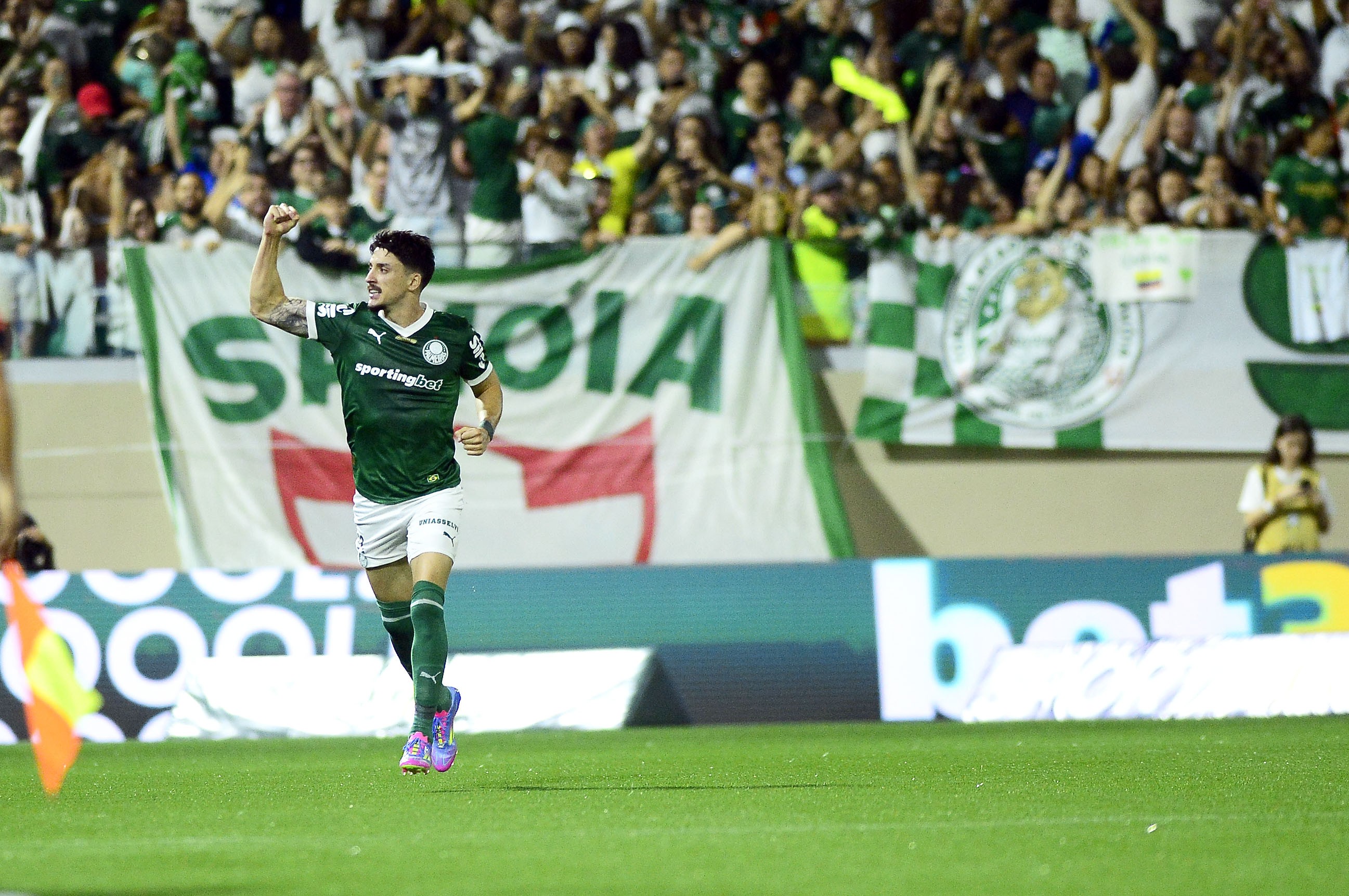 O Palmeiras subiu na bola com os dois pés