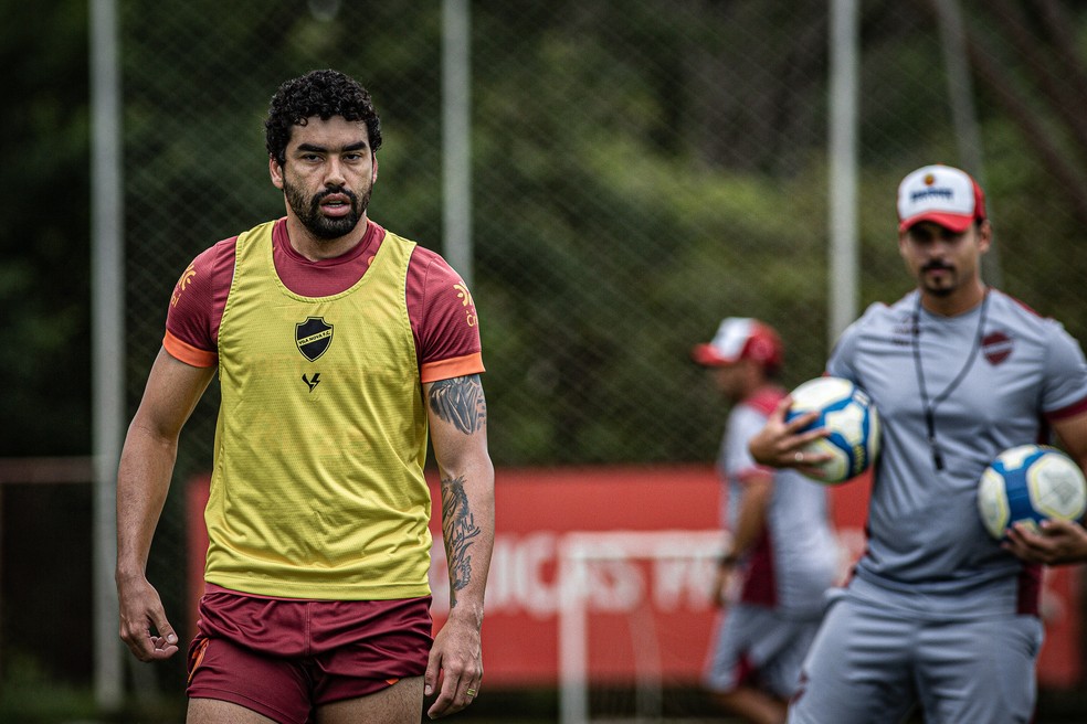 Bruno Mendes durante treino no Vila — Foto: Roberto Corrêa/VNFC