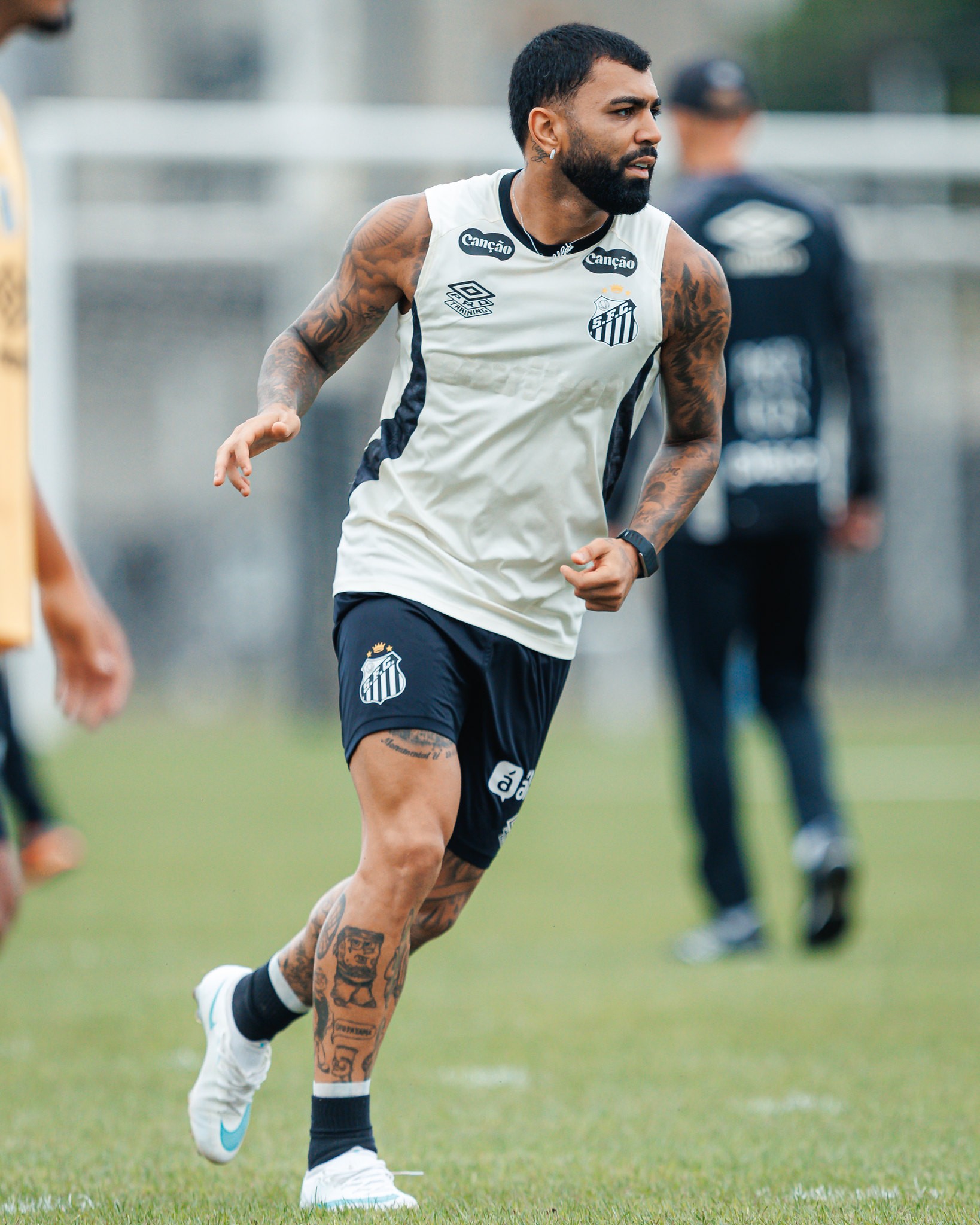 Gabigol brinca depois de gol em treino do Santos: "Ela me ama e eu amo ela"