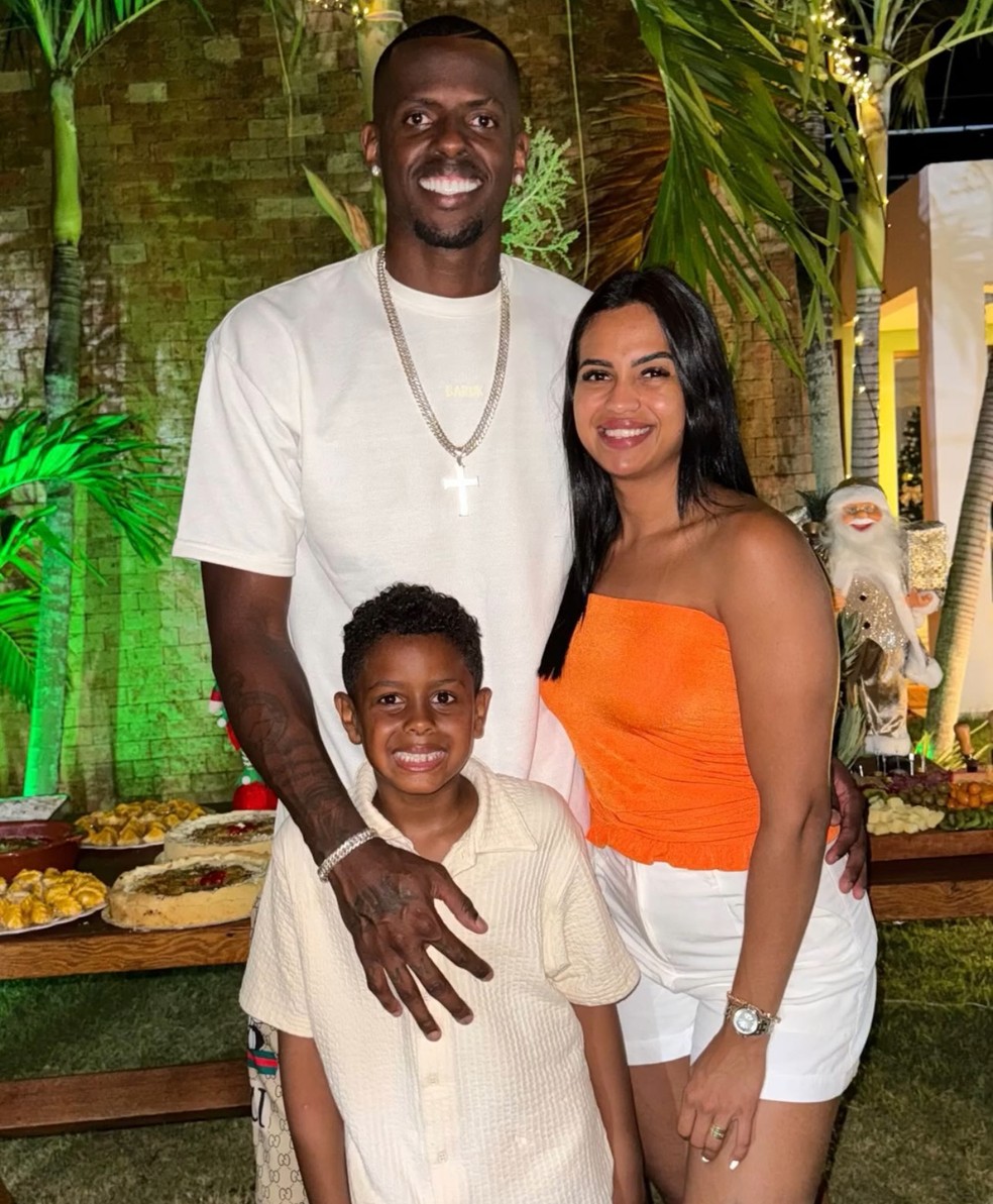 Goleiro Caíque, do Grêmio, posta foto em família no ano novo — Foto: Reprodução/Instagram