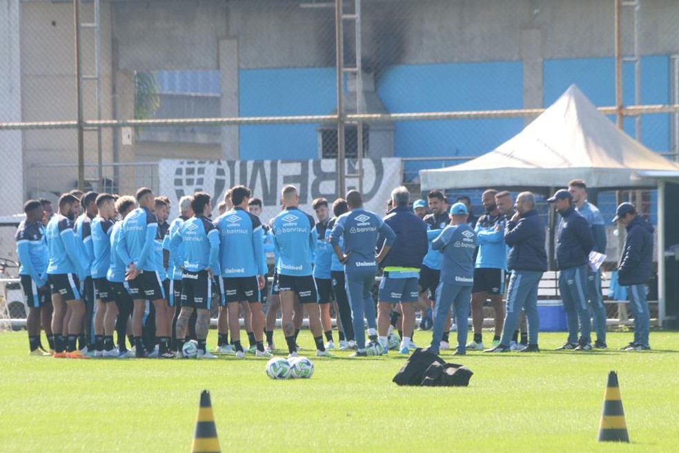 Renato conversa com jogadores durante treino — Foto: Gabriel Girardon