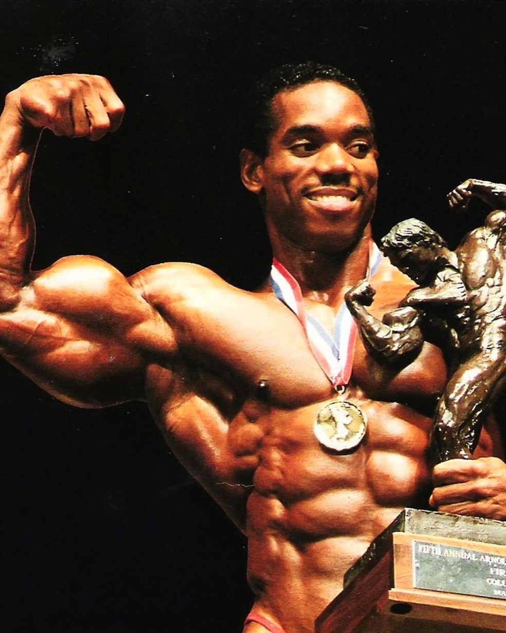 Flex Wheeler com o primeiro de seus quatro troféus do Arnold Classic — Foto: Reprodução/Instagram