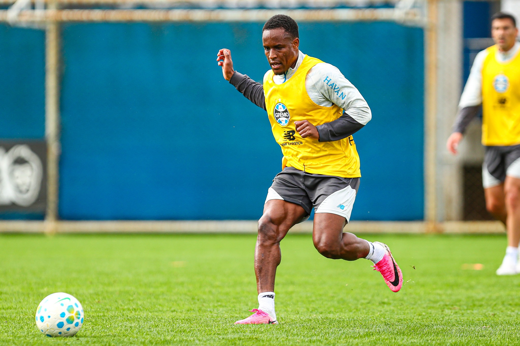 Jovane Cabral já treinava com grupo do Grêmio antes de anúncio oficial; veja primeiras imagens